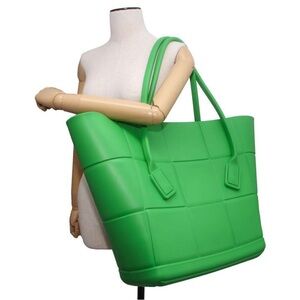 💚 Bottega Veneta Large Arco Rubber Tote Bag – Parrot Green 💚